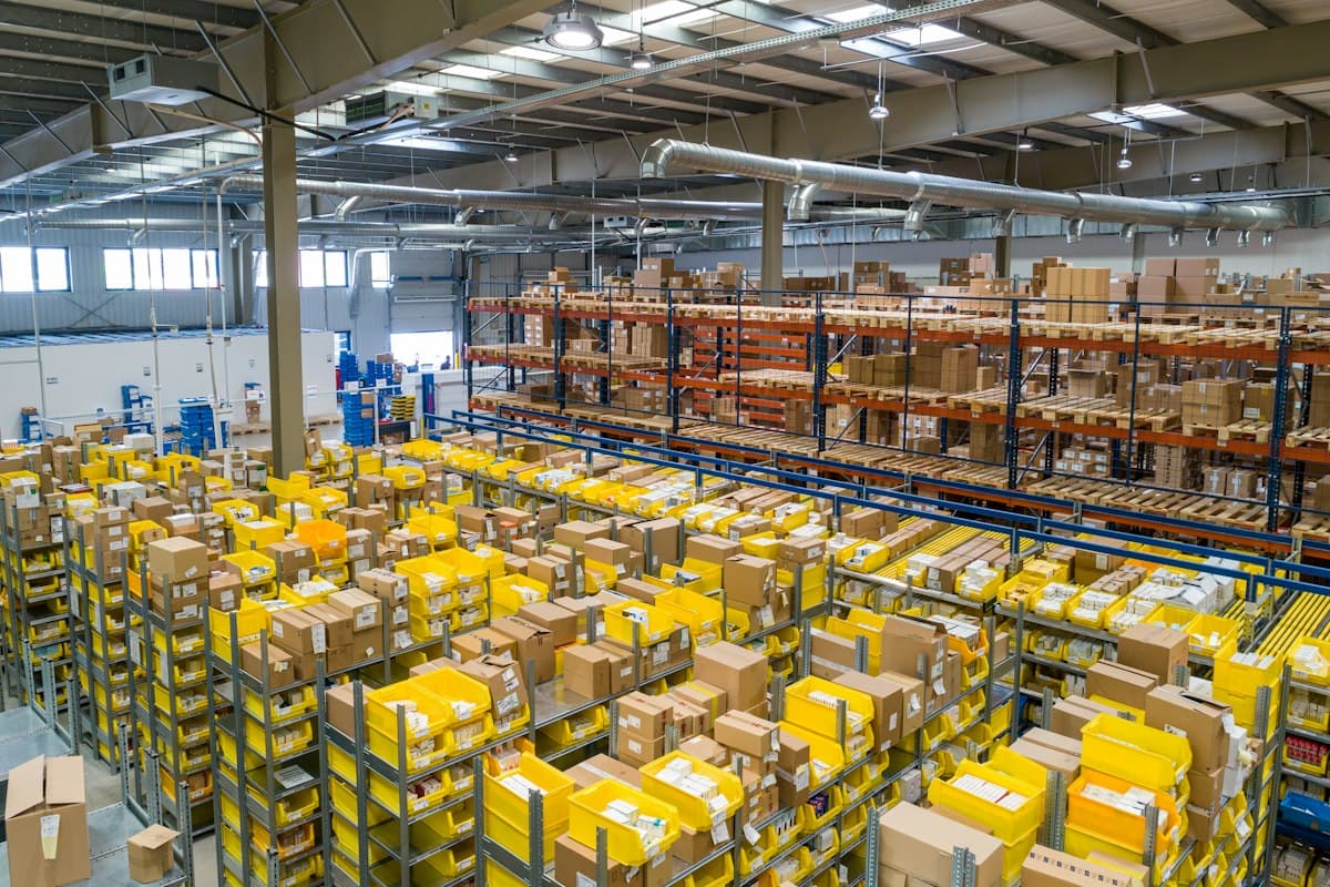 Kho hàng logistics với kệ chứa hàng hoá