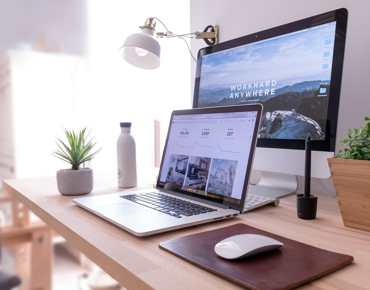 Góc làm việc với laptop và màn hình hiển thị website