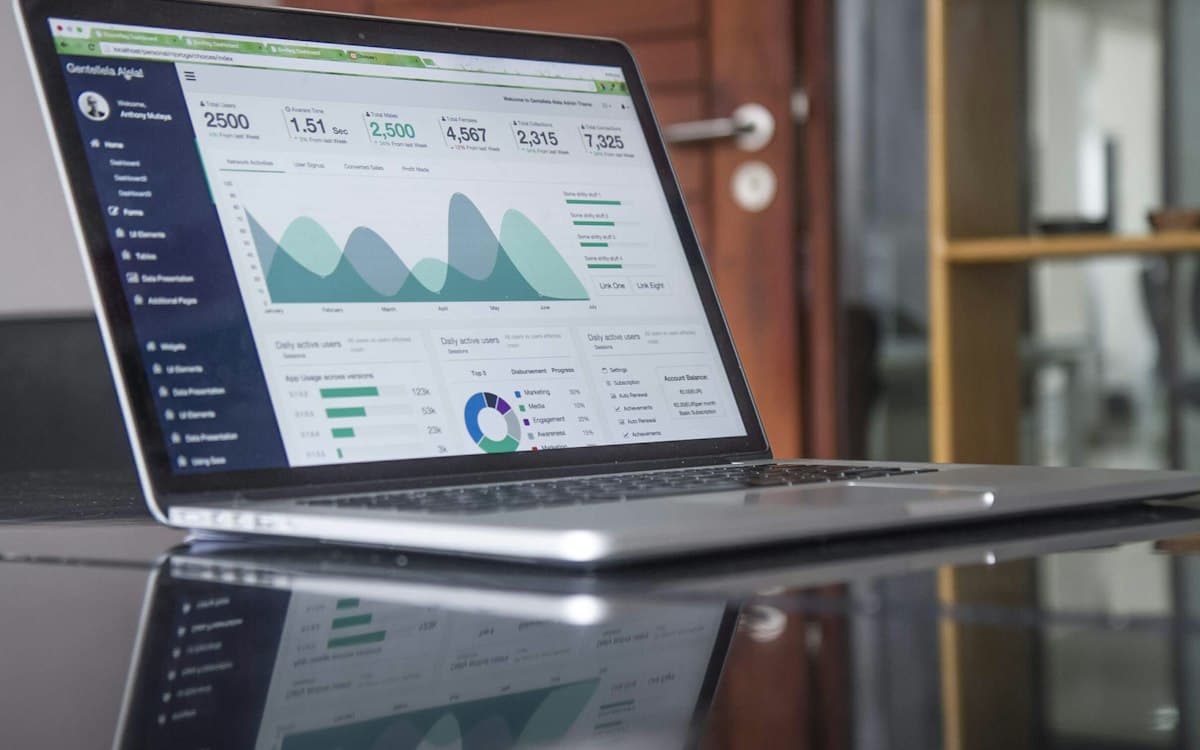 Laptop hiển thị số liệu website