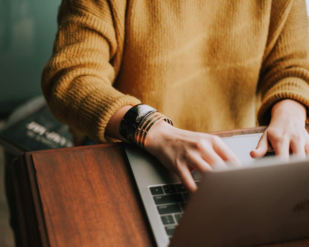 Freelancer làm việc trên laptop